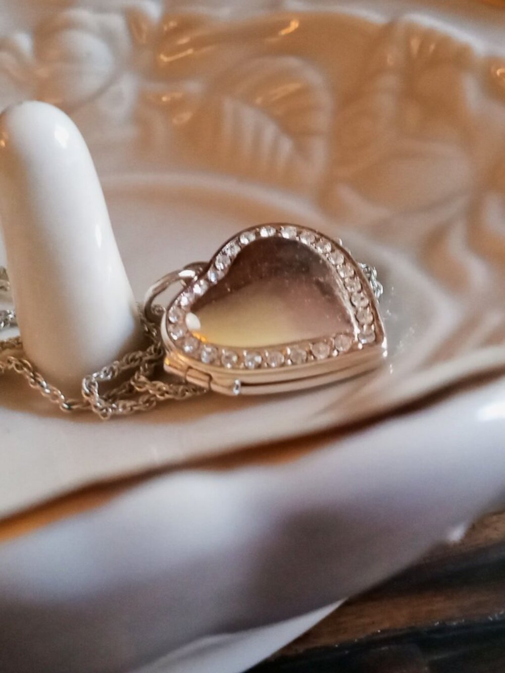 ✧✧✧❤︎ Vintage 2004 Avon "Rhinestone Halo" Heart Locket ❤︎✧✧✧ - Picture 3 of 16